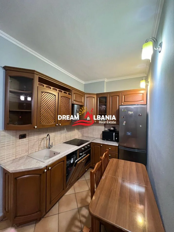 Tirane, jepet me qera apartament 3+1 Kati 2, 105 m² 750 € (ne zonen e Komunes se Parisit, prane Kika 1)