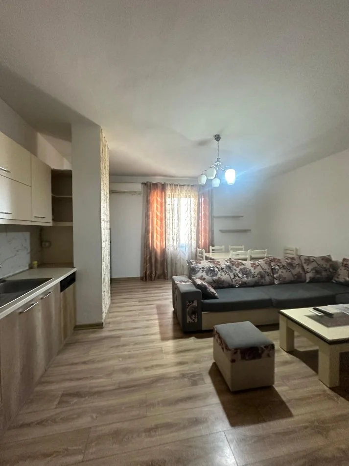 Tirane, jepet me qera 2+1+Ballkon Kati 7, 800 € (Zogu i Zi)