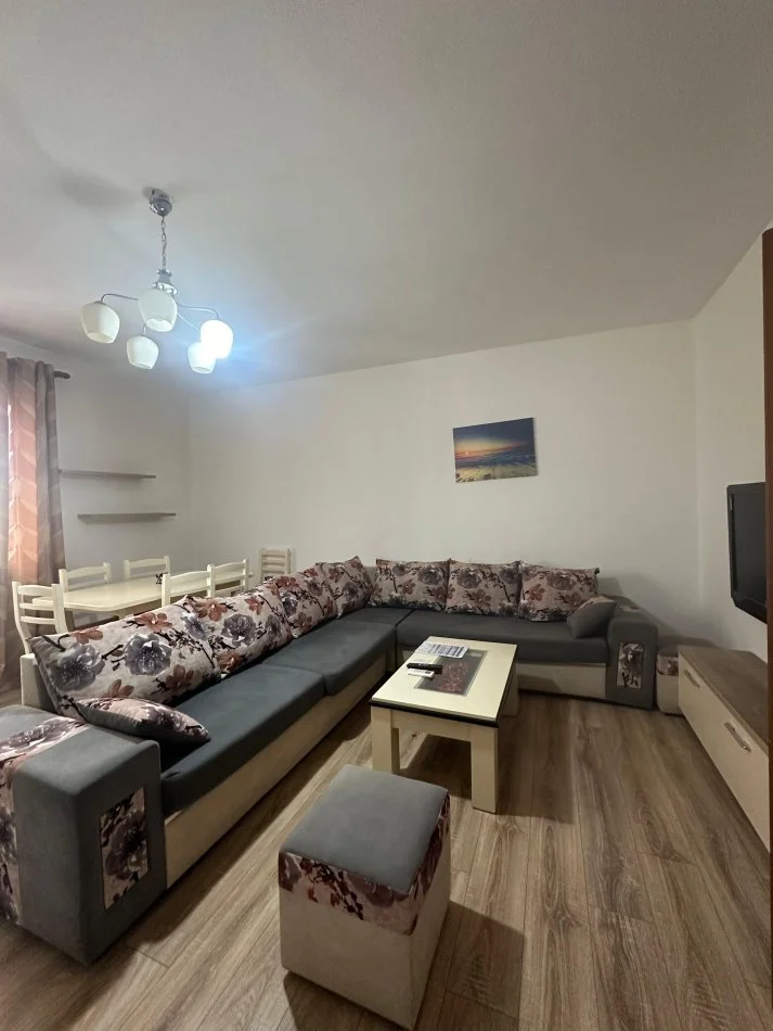 Tirane, jepet me qera 2+1+Ballkon Kati 7, 800 € (Zogu i Zi)