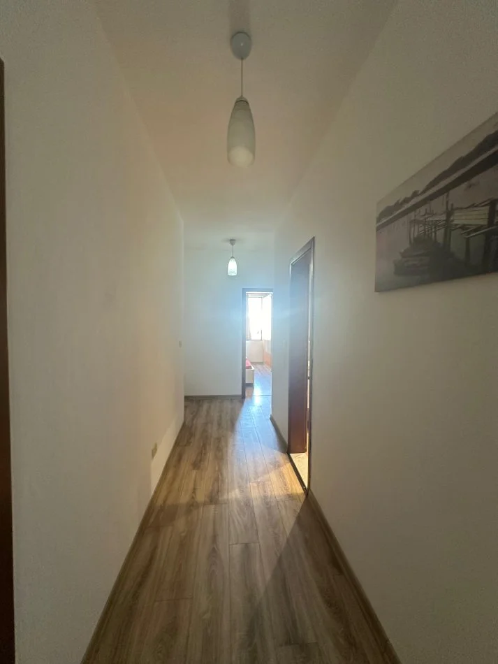 Tirane, jepet me qera 2+1+Ballkon Kati 7, 800 € (Zogu i Zi)