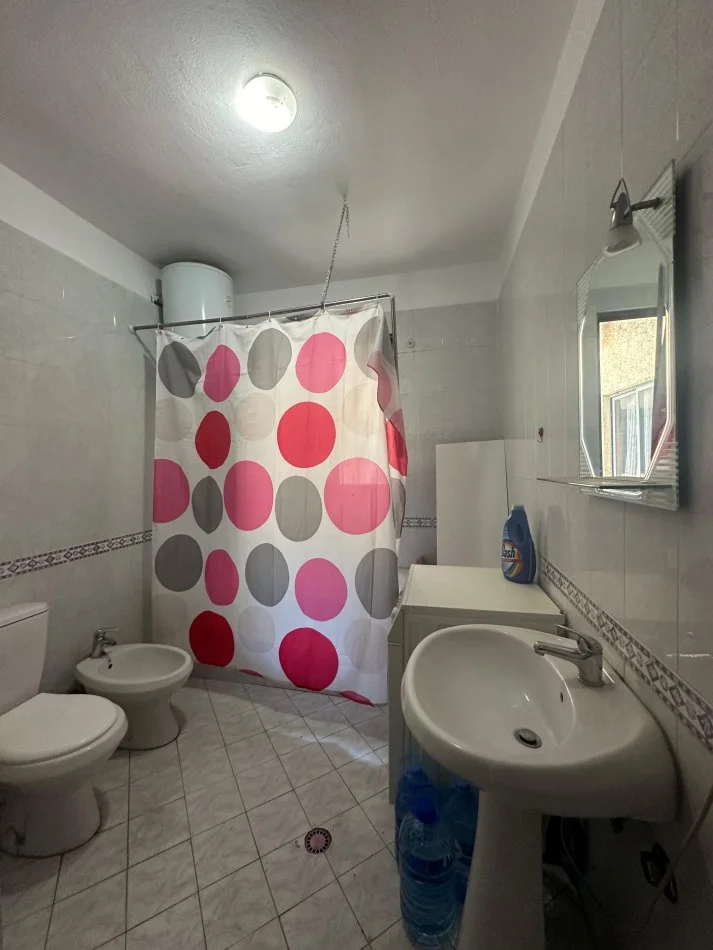 Tirane, jepet me qera 2+1+Ballkon Kati 7, 800 € (Zogu i Zi)