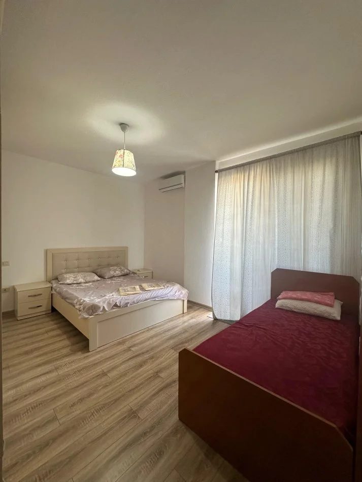 Tirane, jepet me qera 2+1+Ballkon Kati 7, 800 € (Zogu i Zi)