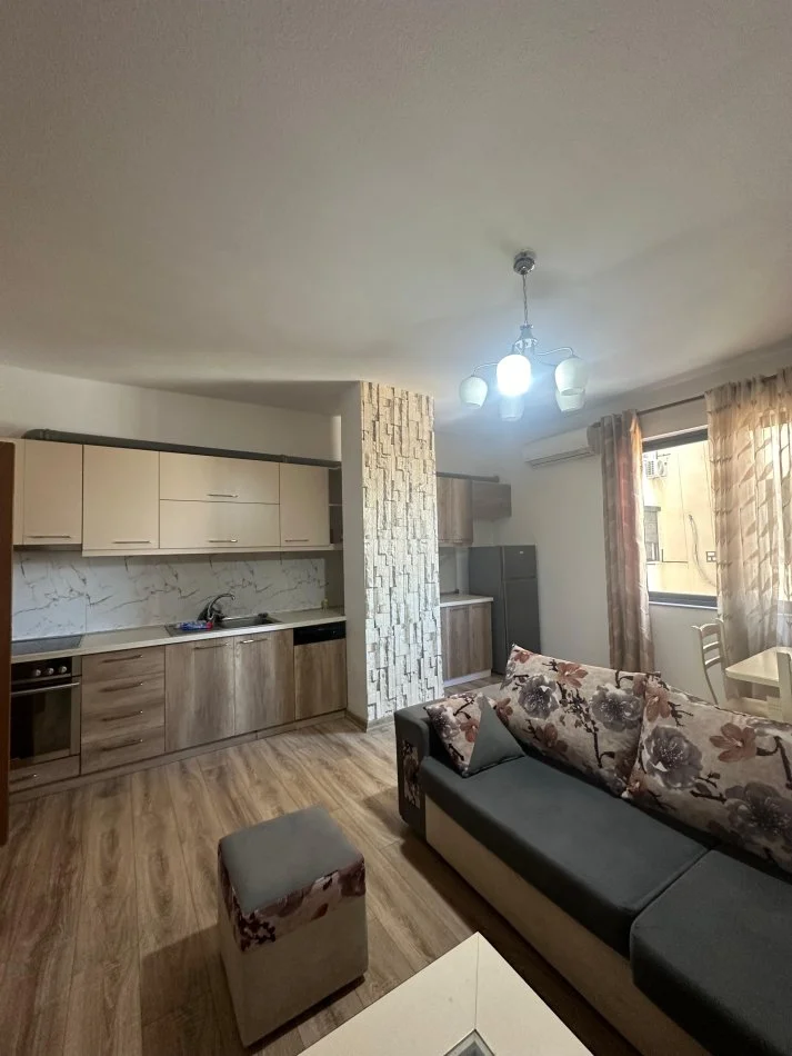 Tirane, jepet me qera 2+1+Ballkon Kati 7, 800 € (Zogu i Zi)