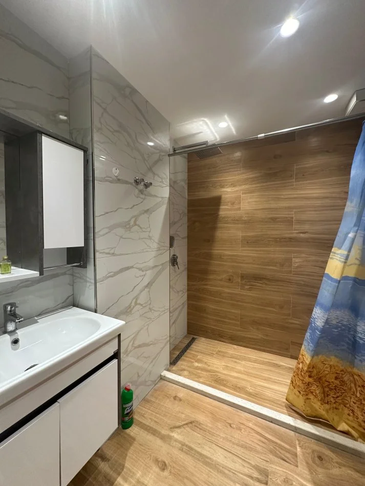 Tirane, jepet me qera 2+1+Ballkon Kati 7, 800 € (Zogu i Zi)