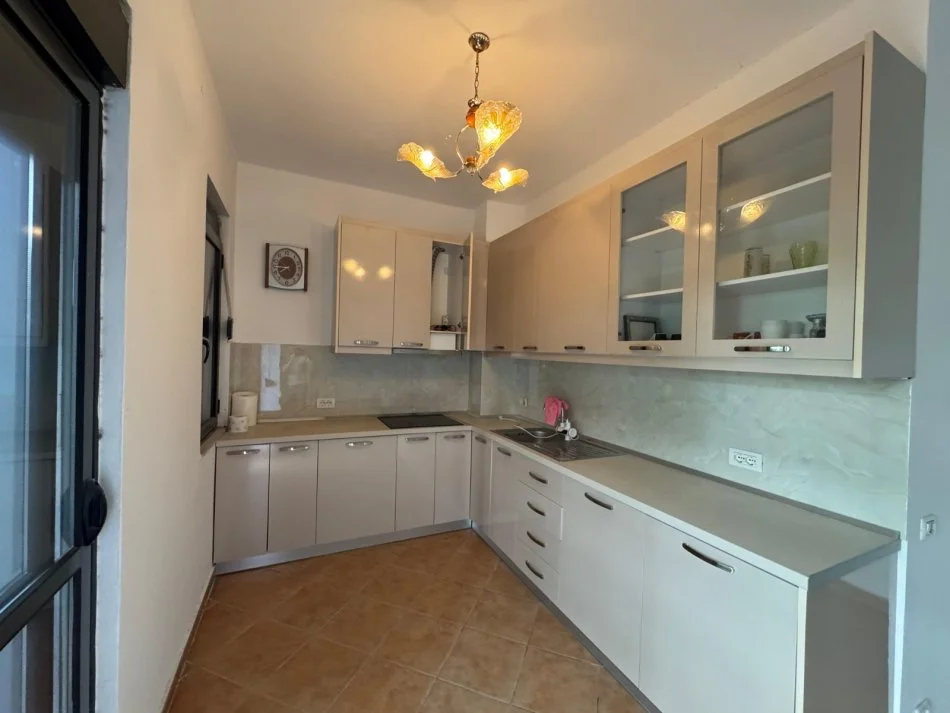 Tirane, shitet apartament 2+1+Ballkon Kati 3, 126 m² 260.000 € (Rruga Kavajes)