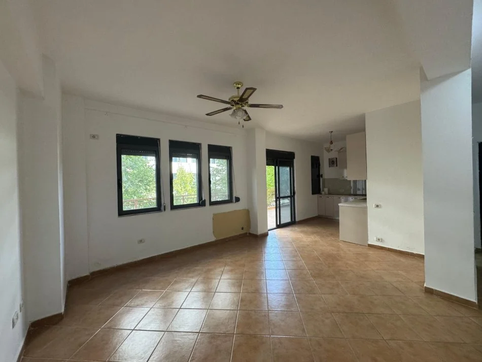 Tirane, shitet apartament 2+1+Ballkon Kati 3, 126 m² 260.000 € (Rruga Kavajes)