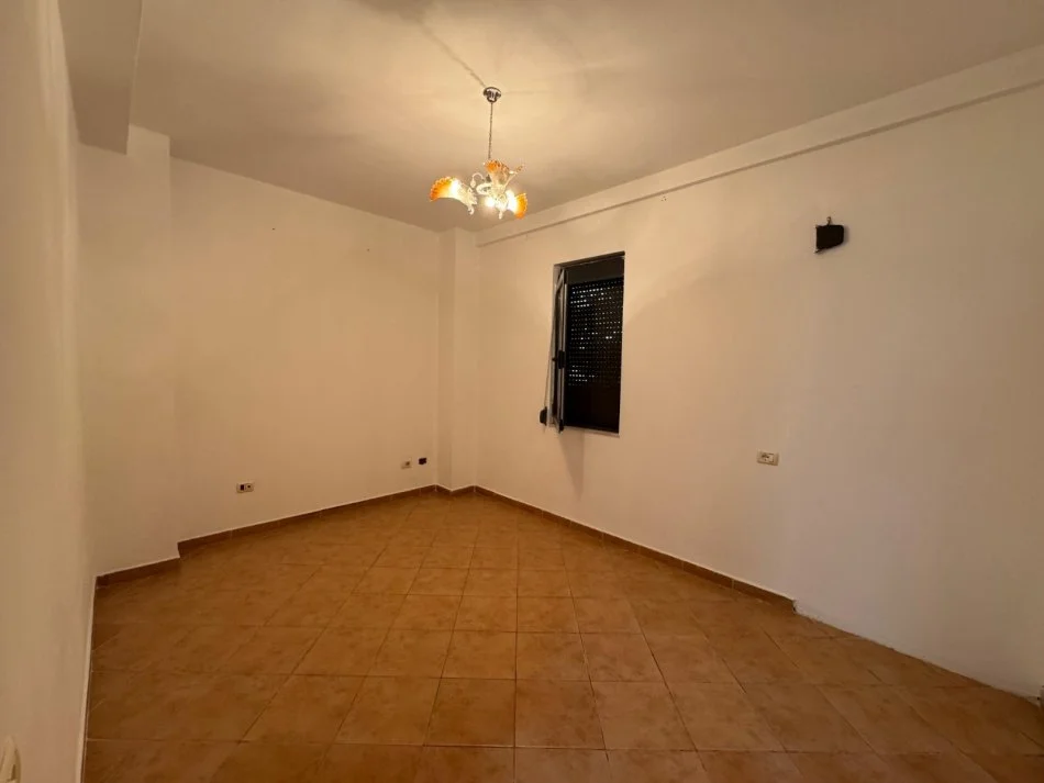 Tirane, shitet apartament 2+1+Ballkon Kati 3, 126 m² 260.000 € (Rruga Kavajes)