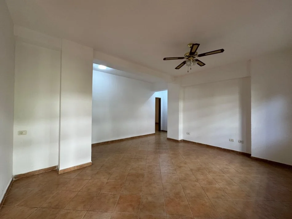 Tirane, shitet apartament 2+1+Ballkon Kati 3, 126 m² 260.000 € (Rruga Kavajes)