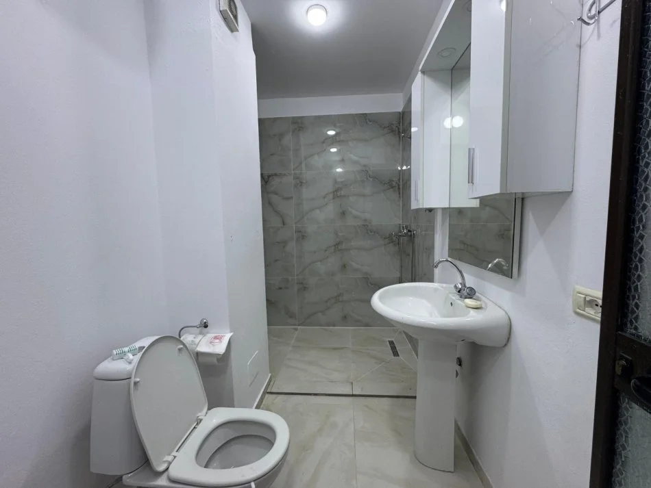 Tirane, shitet apartament 2+1+Ballkon Kati 3, 126 m² 260.000 € (Rruga Kavajes)