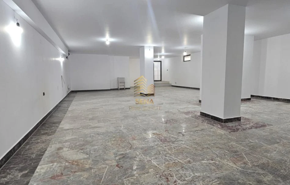 Tirane, jepet me qera ambjent biznesi Kati 0, 200 m² 3000 € (Bllok, Rruga Sami Frasheri)