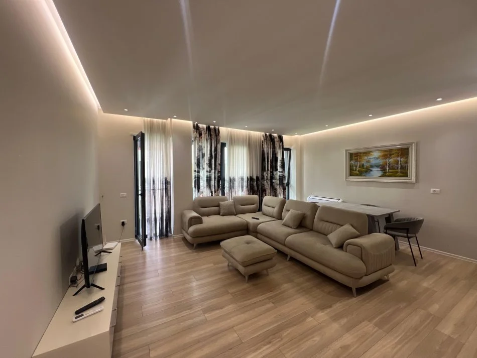 Tirane, jepet me qera apartament 1+1+Ballkon , 750 € (Liqeni i Thate, prane Spitalit te Kafsheve)