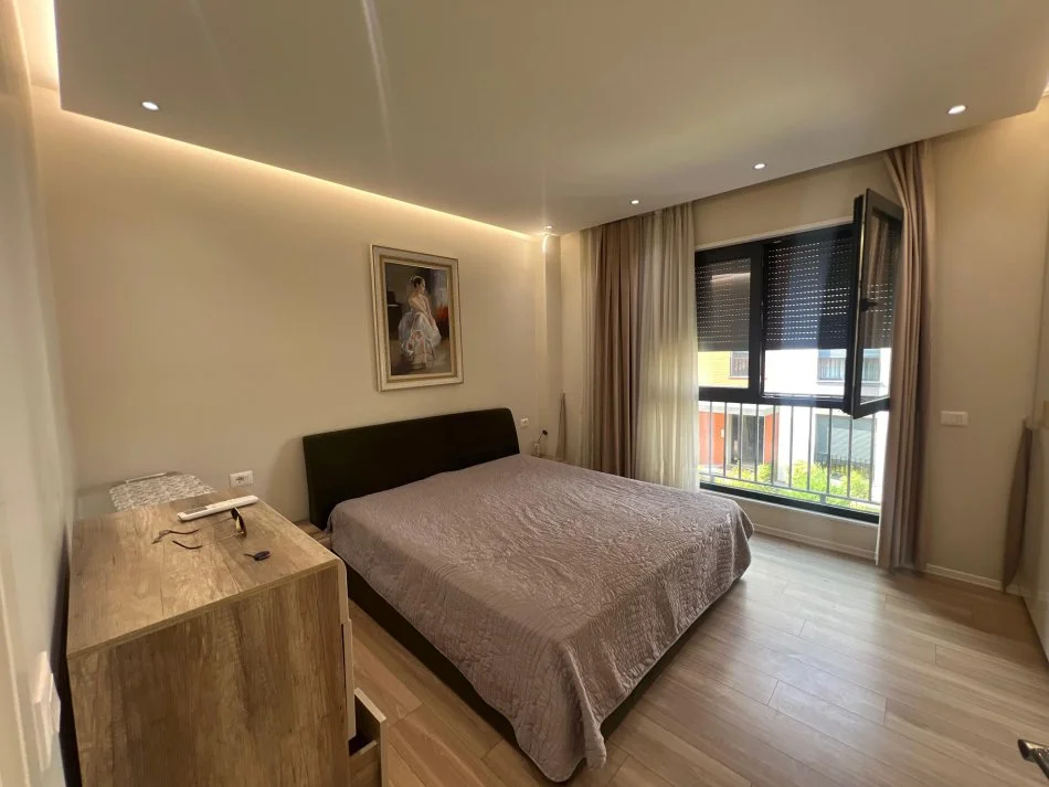 Tirane, jepet me qera apartament 1+1+Ballkon , 750 € (Liqeni i Thate, prane Spitalit te Kafsheve)