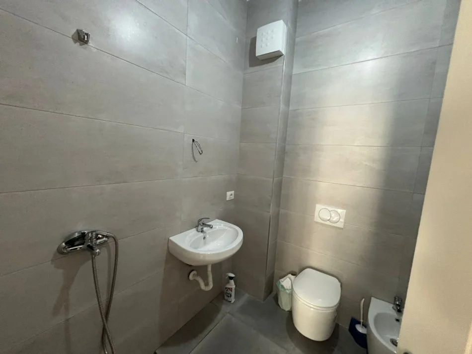 Tirane, jepet me qera apartament 2+1+Ballkon Kati 3, 93 m² 700 € 
