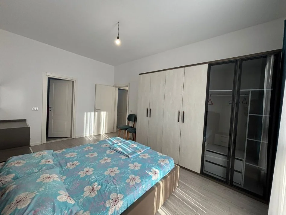 Tirane, jepet me qera apartament 2+1+Ballkon Kati 3, 93 m² 700 € 