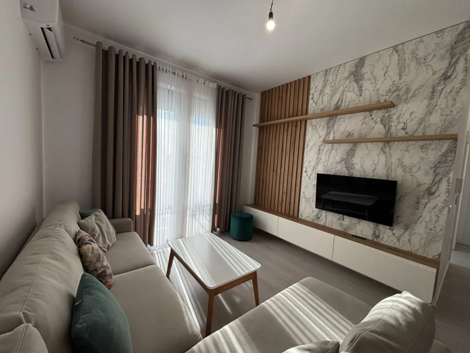 Tirane, jepet me qera apartament 2+1+Ballkon Kati 3, 93 m² 700 € 