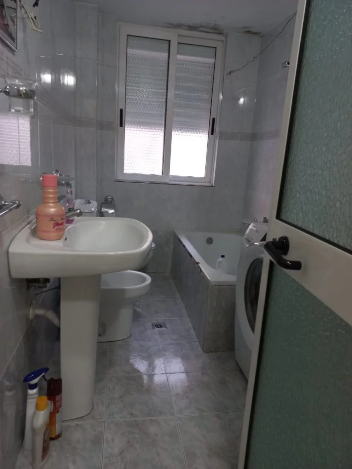 Tirane, jepet me qera apartament 2+1+Ballkon Kati 2, 59 m² 550 € (rruga kavajes afer garden building)