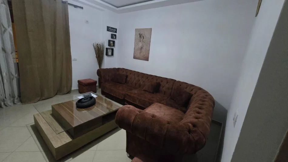 Tirane, jepet me qera apartament 2+1+Ballkon Kati 2, 65 m² 500 € (UNAZA E MADHE BILL KLINTON TEK KODRA E DIELLIT)