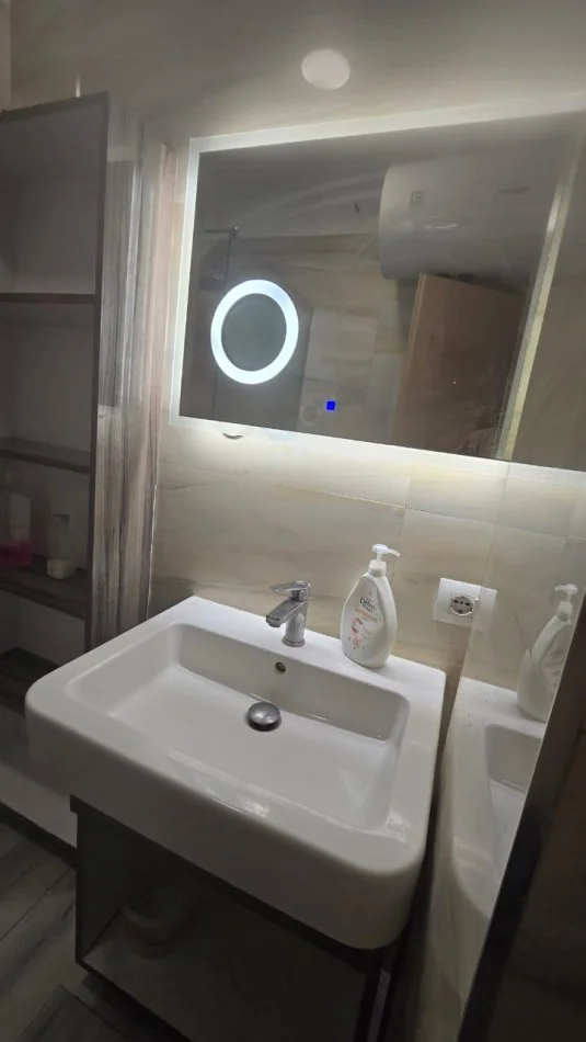 Tirane, jepet me qera apartament 2+1+Ballkon Kati 2, 65 m² 500 € (UNAZA E MADHE BILL KLINTON TEK KODRA E DIELLIT)