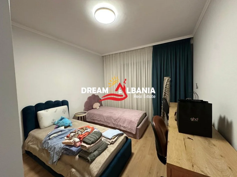 Tirane, jepet me qera apartament 3+1+Ballkon Kati 7, 160 m² 1.350 € (te Rruga e Durresit prane Colosseut)