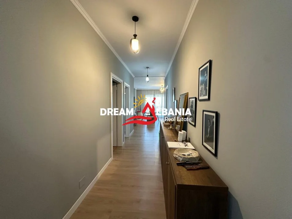 Tirane, jepet me qera apartament 3+1+Ballkon Kati 7, 160 m² 1.350 € (te Rruga e Durresit prane Colosseut)