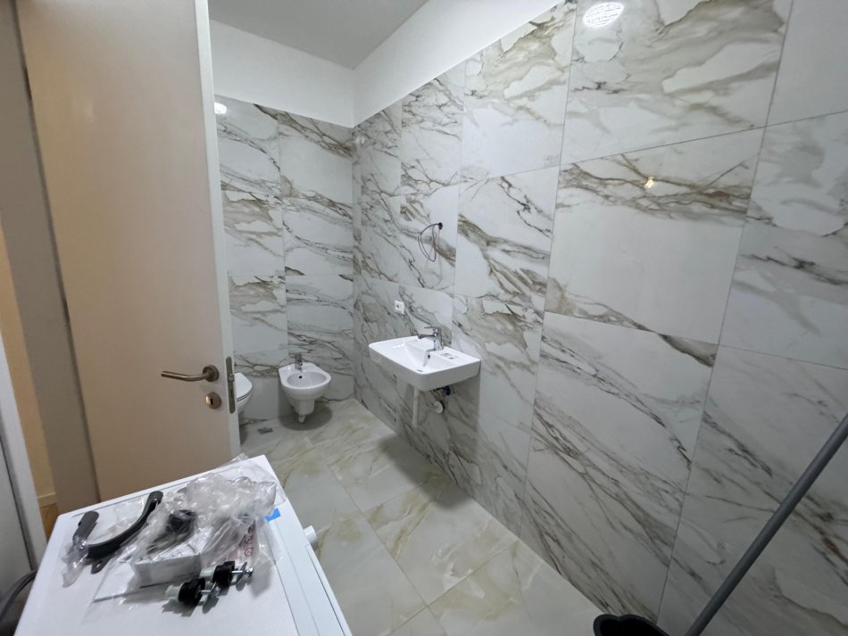 Tirane, jepet me qera apartament 1+1 Kati 5, 500 € 