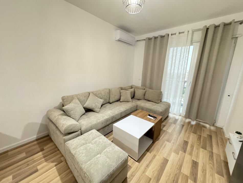 Tirane, jepet me qera apartament 1+1 Kati 5, 500 € 