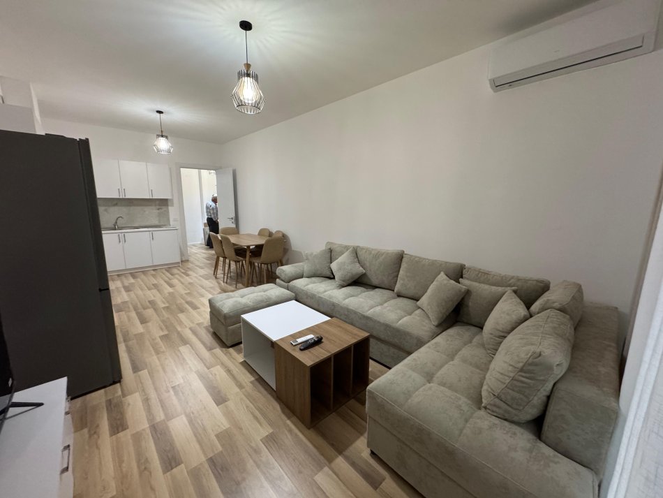 Tirane, jepet me qera apartament 1+1 Kati 5, 500 € 