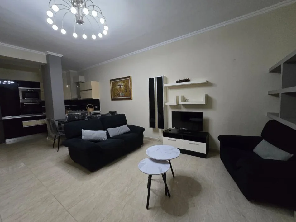 Tirane, jepet me qera apartament 2+1+Ballkon Kati 2, 124 m² 750 € (Kristal Center) Komuna e Parisit