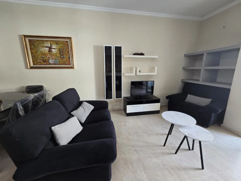 Tirane, jepet me qera apartament 2+1+Ballkon Kati 2, 124 m² 750 € (Kristal Center) Komuna e Parisit