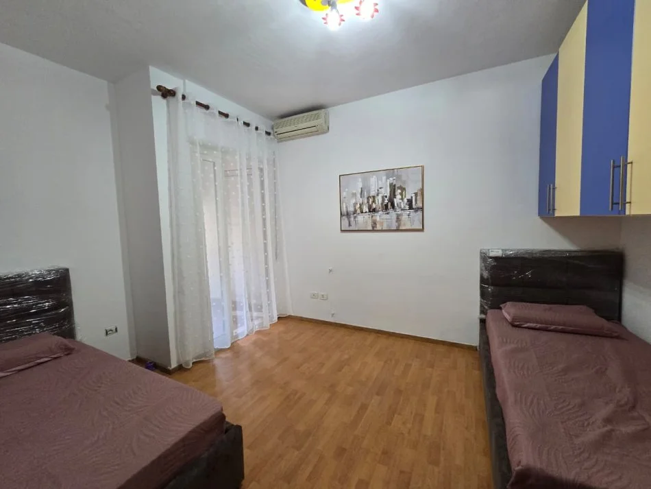 Tirane, jepet me qera apartament 2+1+Ballkon Kati 2, 124 m² 750 € (Kristal Center) Komuna e Parisit