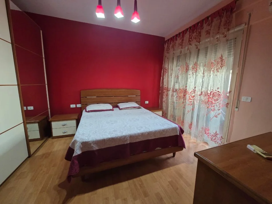 Tirane, jepet me qera apartament 2+1+Ballkon Kati 2, 124 m² 750 € (Kristal Center) Komuna e Parisit