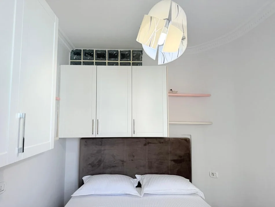 Tirane, jepet me qera apartament 2+1+Ballkon Kati 4, 850 € (Bul Gjergj Fishta)