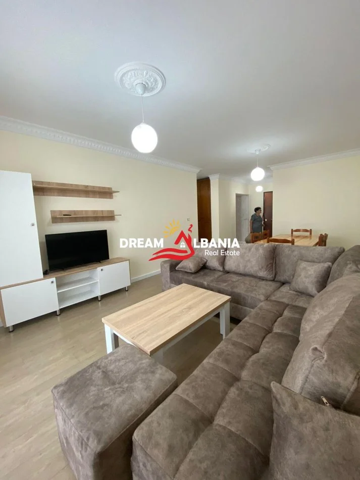Tirane, jepet me qera apartament 2+1 Kati 7, 99 m² 550 € (ne Rrugen Dritan Hoxha, prane spitalit Ushtarak)