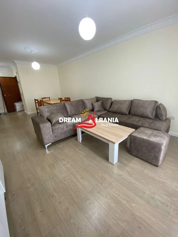 Tirane, jepet me qera apartament 2+1 Kati 7, 99 m² 550 € (ne Rrugen Dritan Hoxha, prane spitalit Ushtarak)