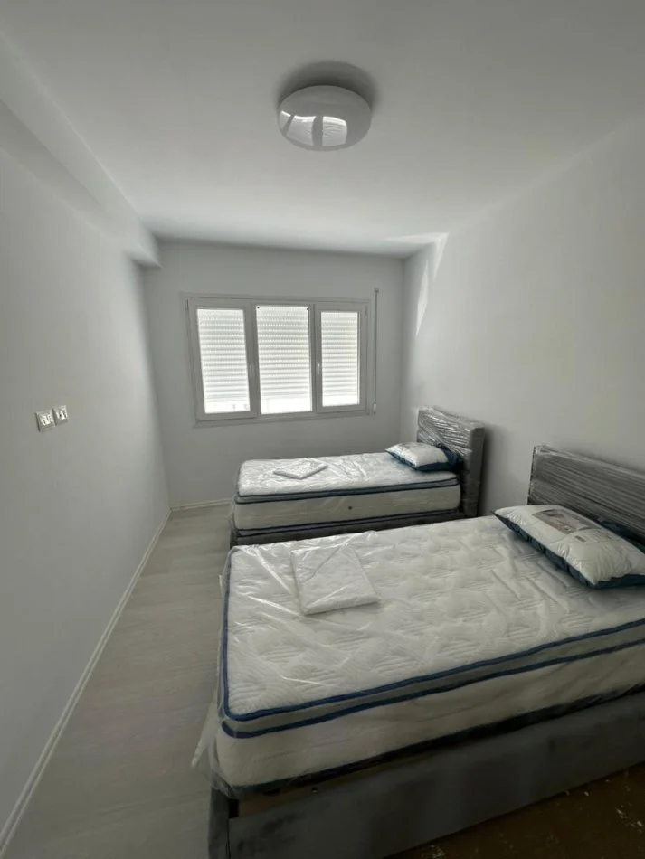 Tirane, jepet me qera apartament 2+1+Ballkon Kati 4, 98 m² 700 € (River Residence Unaza e Re)