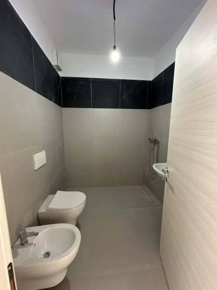 Tirane, jepet me qera apartament 2+1+Ballkon Kati 4, 98 m² 700 € (River Residence Unaza e Re)