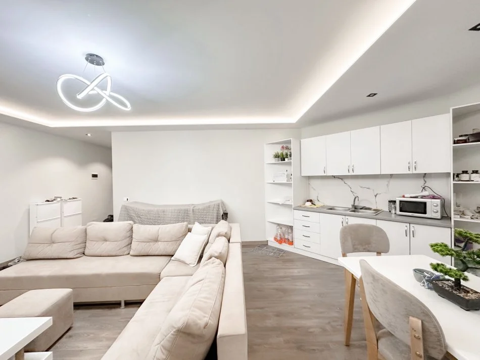 Tirane, jepet me qera apartament 2+1+Ballkon Kati 6, 90 m² 700 € (Don Bosko)