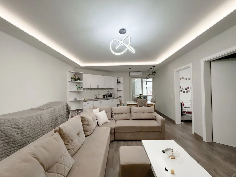 Tirane, jepet me qera apartament 2+1+Ballkon Kati 6, 90 m² 700 € (Don Bosko)