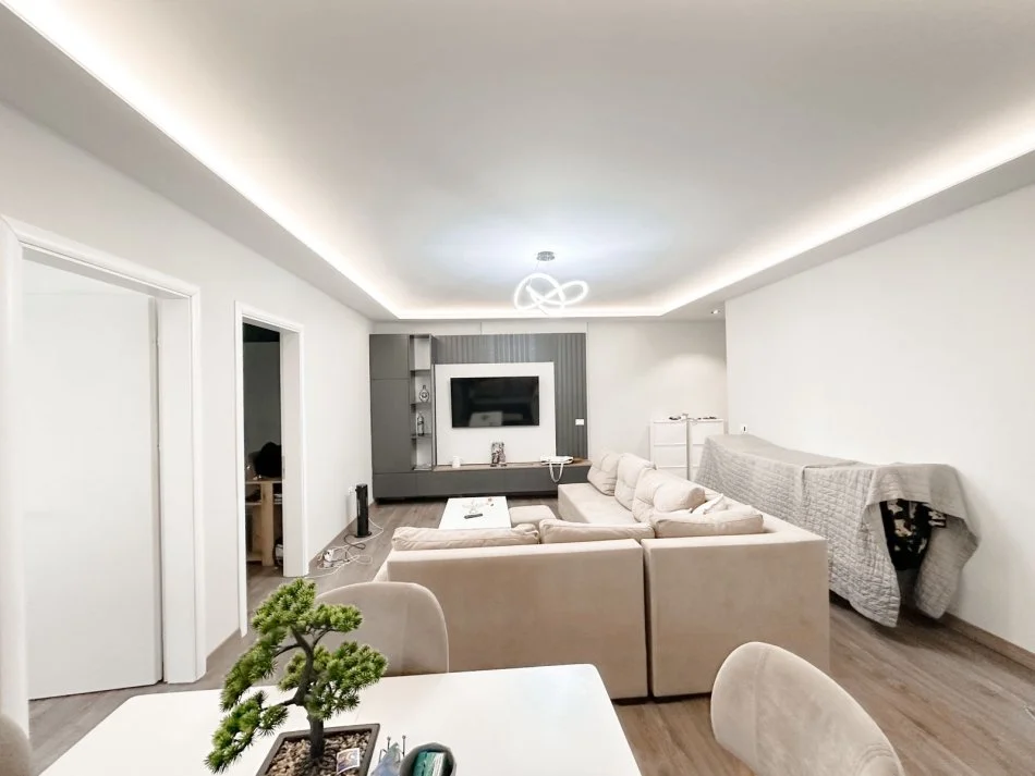 Tirane, jepet me qera apartament 2+1+Ballkon Kati 6, 90 m² 700 € (Don Bosko)