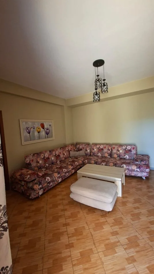 Tirane, jepet me qera apartament 1+1 Kati 3, 105 m² 450 € 