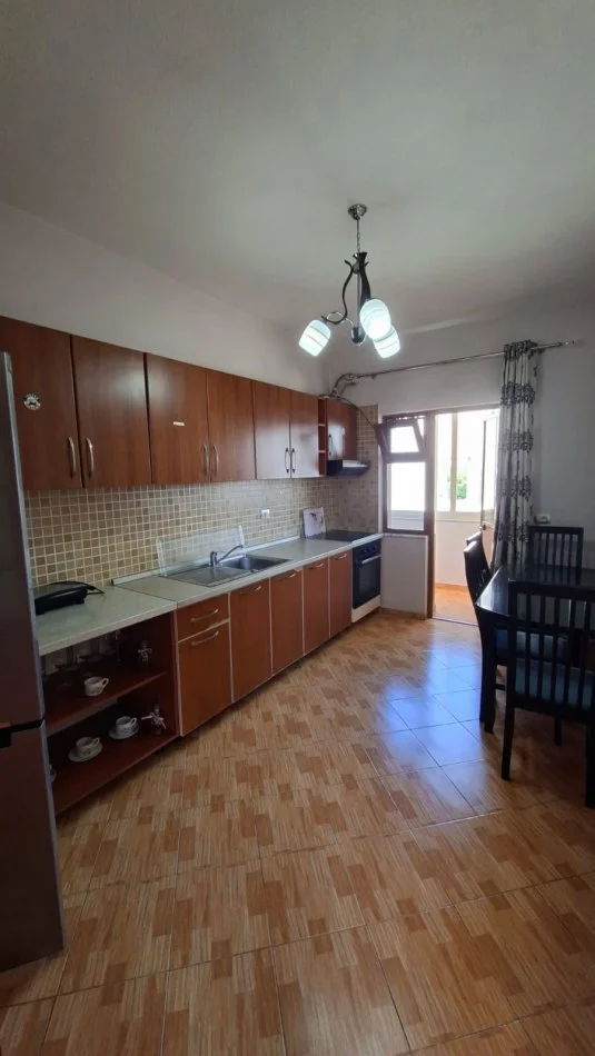 Tirane, jepet me qera apartament 1+1 Kati 3, 105 m² 450 € 