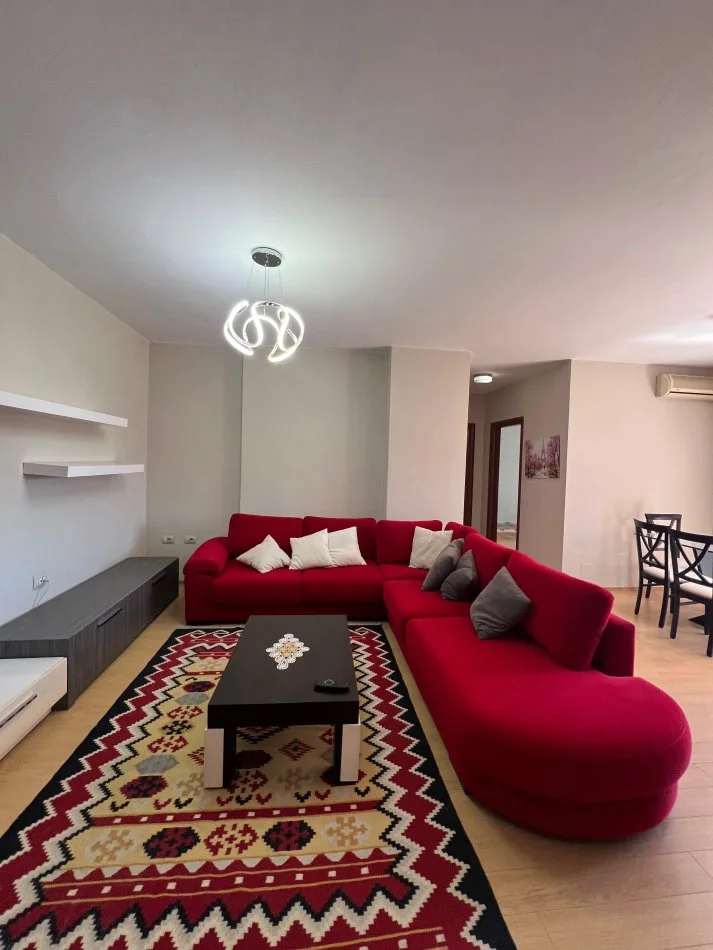 Tirane, jepet me qera apartament 2+1+Ballkon Kati 6, 106 m² 700 € (Pallati me shigjeta)