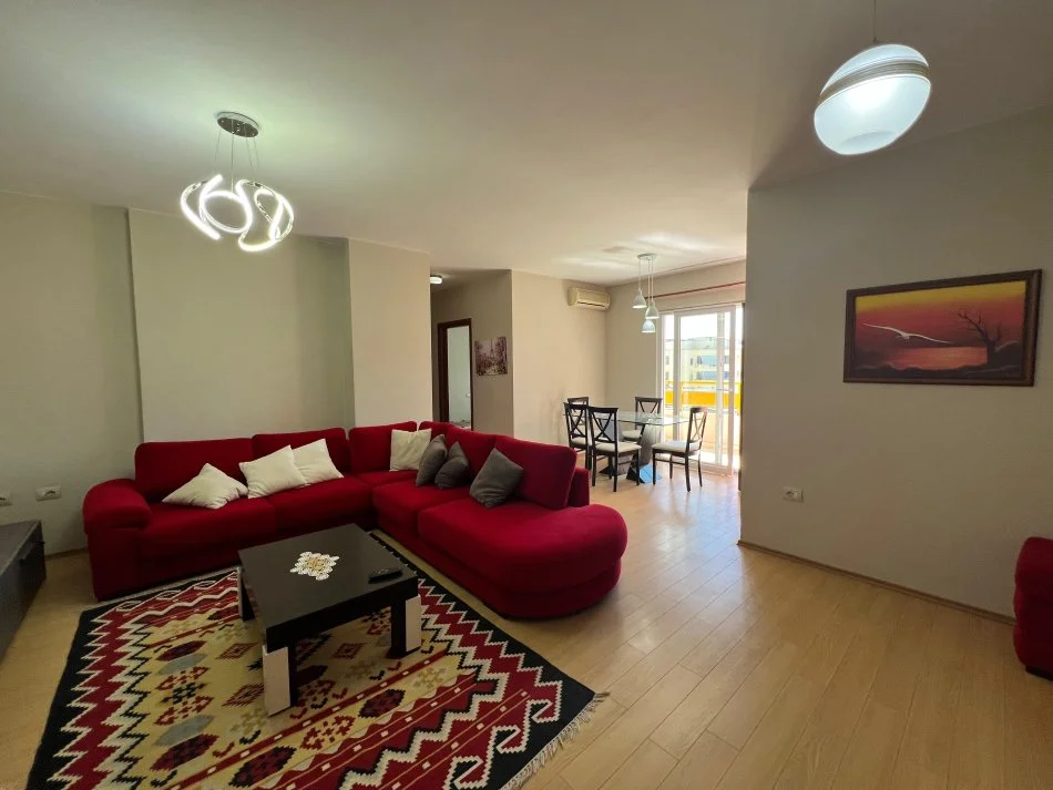 Tirane, jepet me qera apartament 2+1+Ballkon Kati 6, 106 m² 700 € (Pallati me shigjeta)