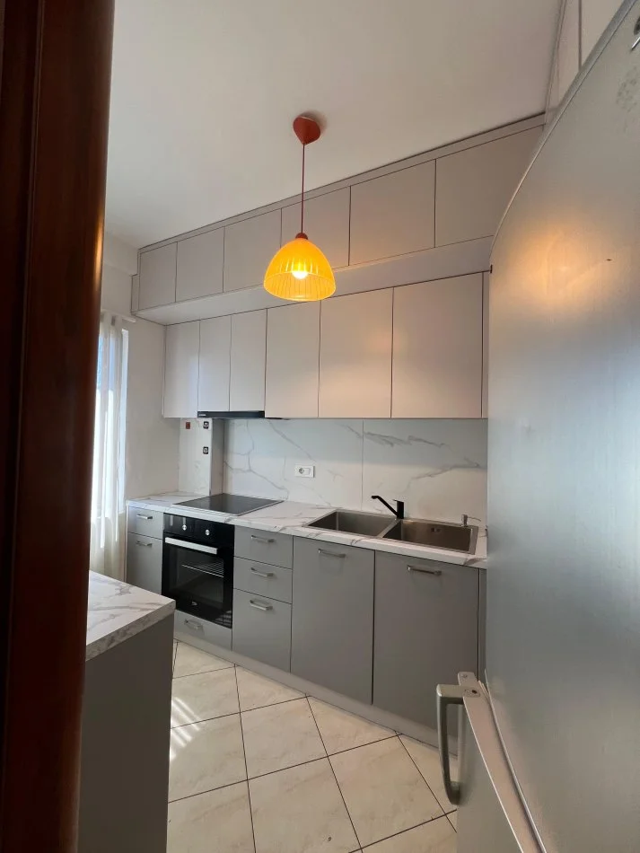 Tirane, jepet me qera apartament 2+1+Ballkon Kati 6, 106 m² 700 € (Pallati me shigjeta)