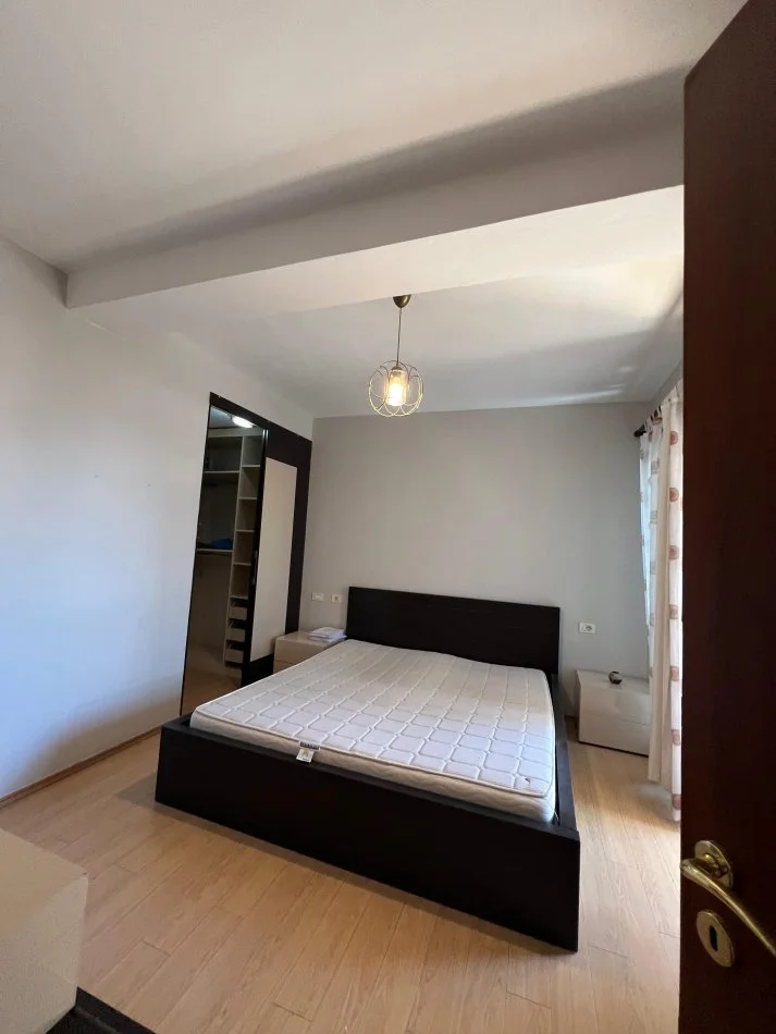 Tirane, jepet me qera apartament 2+1+Ballkon Kati 6, 106 m² 700 € (Pallati me shigjeta)