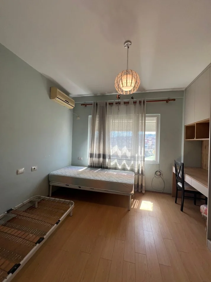 Tirane, jepet me qera apartament 2+1+Ballkon Kati 6, 106 m² 700 € (Pallati me shigjeta)