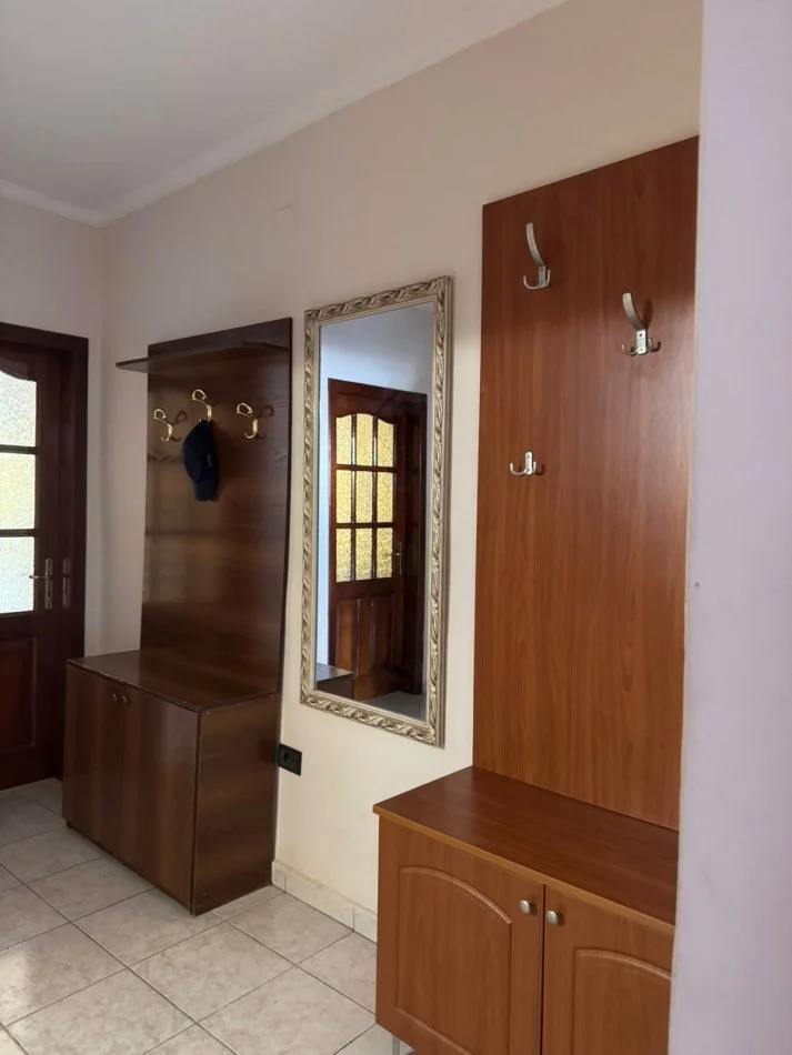 Tirane, jepet me qera apartament 2+1+Aneks+Ballkon Kati 1, 100 m² 720 € 