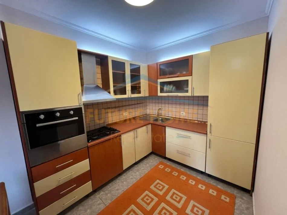 Tirane, jepet me qera apartament 2+1 Kati 4, 85 m² 550 € 
