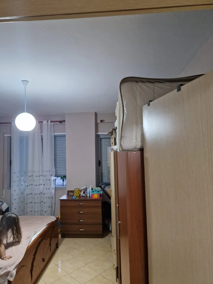 Tirane, jepet me qera apartament 2+1 Kati 1, 77 m² 450 € (Rruga Muhamet Deliu)