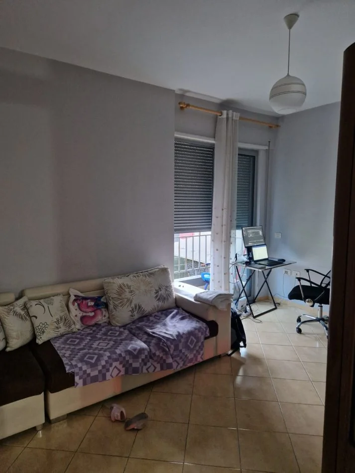 Tirane, jepet me qera apartament 2+1 Kati 1, 77 m² 450 € (Rruga Muhamet Deliu)